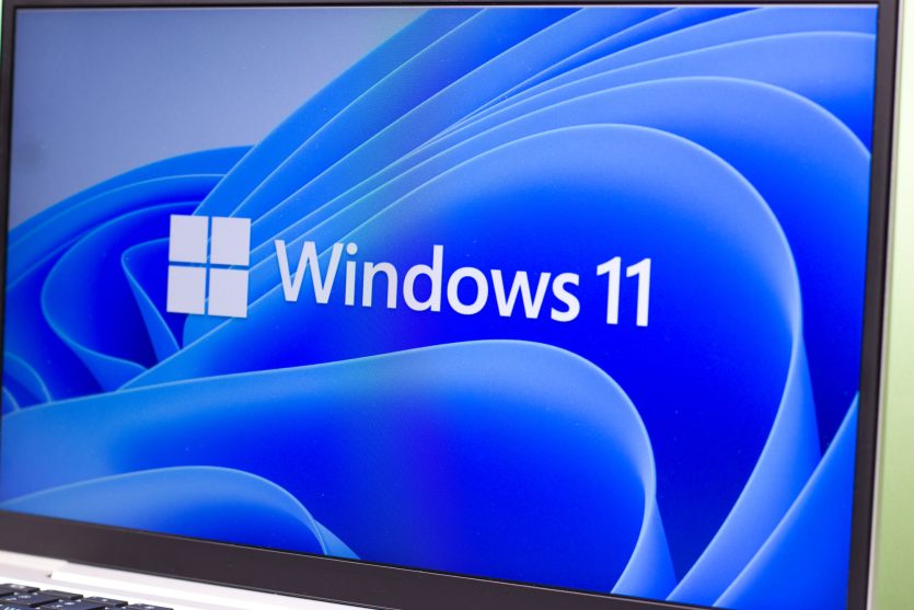 Ентузіаст встановив Windows 11 на ПК 20-річної давнини з DDR1