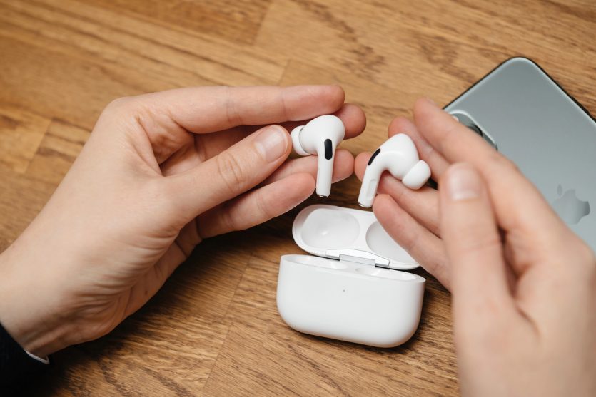Мали змінити світ: Apple призупинила реліз революційних AirPods Pro з вбудованими камерами